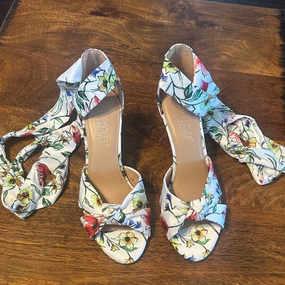 Aerosoles lovely flowery ankle tie shoes size 6.5 as new condition. - Picture 2 of 6